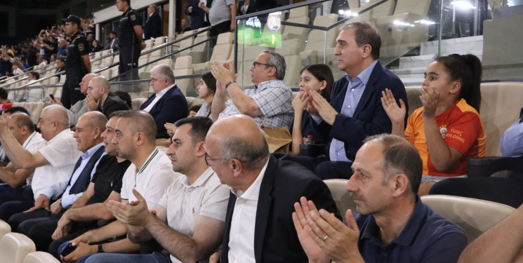 Niyazi Bayramov şəhid övladları ilə birgə “Kəpəz” – “Turan-Tovuz” oyununu izləyib