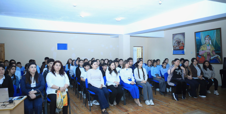 Şagirdlərlə “Rəqəmsal dünyada təhlükəsizlik” mövzusu müzakirə olunub