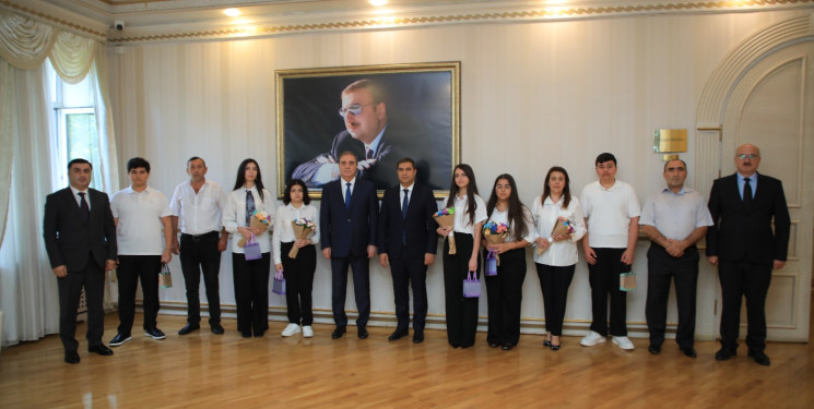 Niyazi Bayramov ali məktəblərə qəbul imtahanlarında yüksək nəticə göstərən Gəncə şəhər məktəblərinin məzunları ilə görüşüb