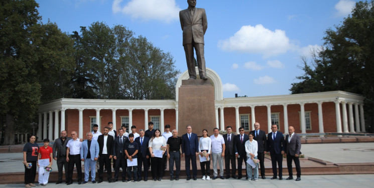 Niyazi Bayramov müxtəlif idman növləri üzrə yüksək nəticələr göstərən idmançılarla görüşüb