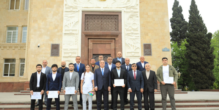 Niyazi Bayramov beynəlxalq yarışlarda fərqlənən idmançılarla görüşüb